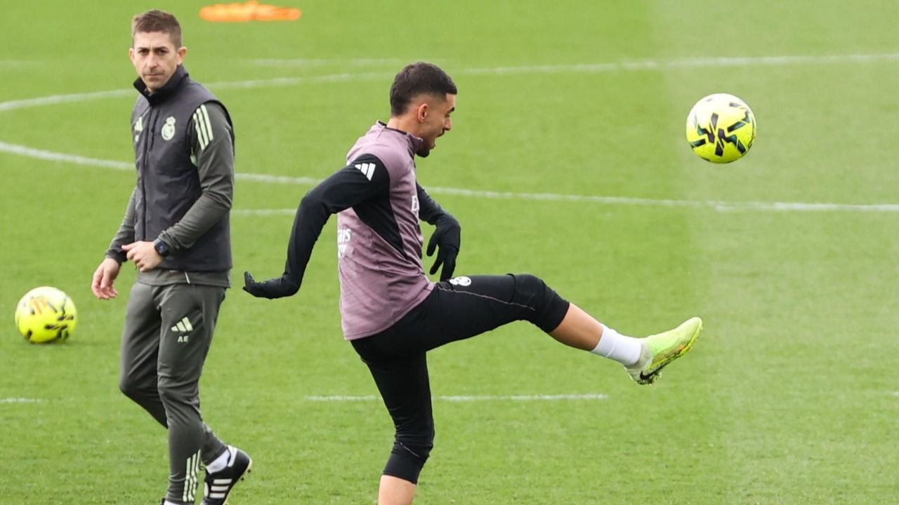 Dani Ceballos, en el entrenamiento del Real Madrid previo al Real Madrid-Betis de Primera División 2025-26. EFE/Kiko Huesca