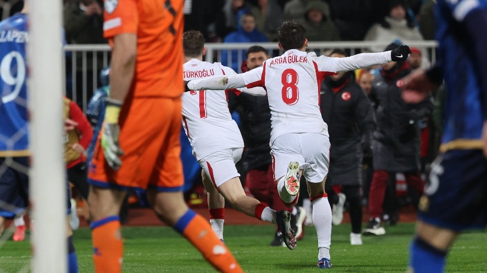 Aktörkoglu lleva a Turquía al Mundial. EFE/Georgi Licovski