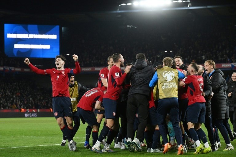 Les joueurs tchèques célèbrent leur victoire aux tirs au but à Prague. AFP