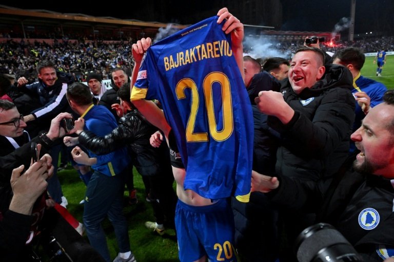 L'attaquant bosnien Esmir Bajraktarevic brandit son maillot après la victoire à la Coupe du monde de la FIFA 2026. AFP