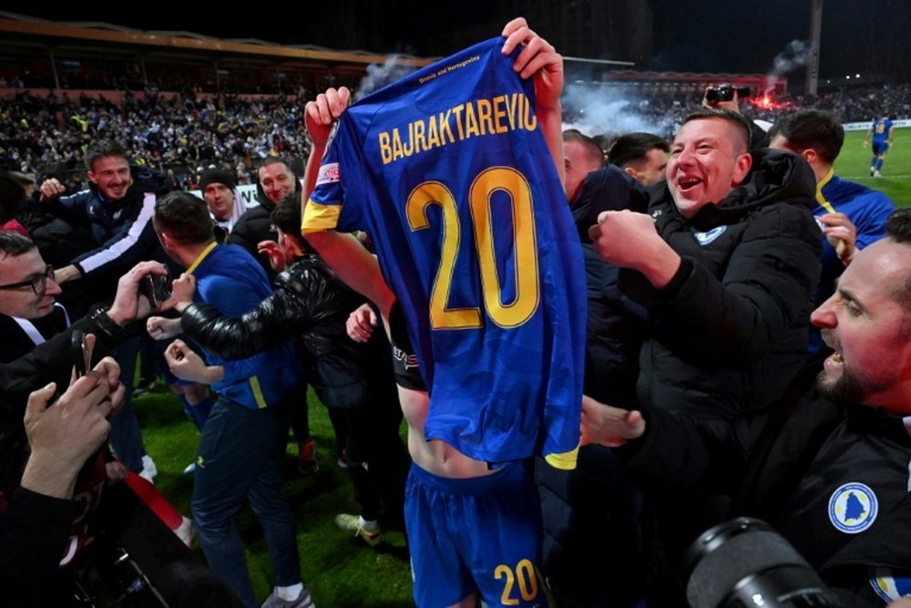 L'attaquant bosnien Esmir Bajraktarevic brandit son maillot après la victoire à la Coupe du monde de la FIFA 2026. AFP
