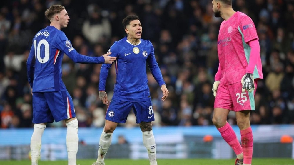 Enzo Fernández (C) est sous contrat avec Chelsea jusqu'en 2032. EFE