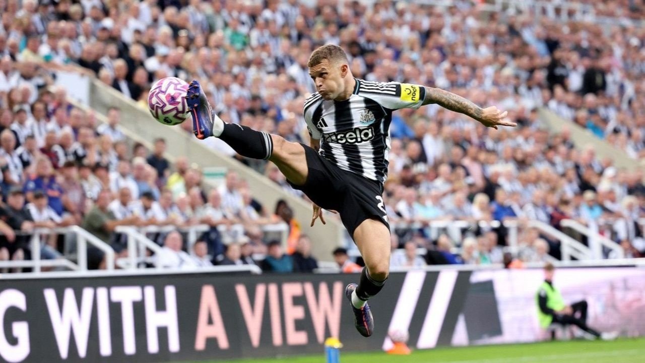 Trippier contrôle un magnifique ballon sous les couleurs de Newcastle. EFE