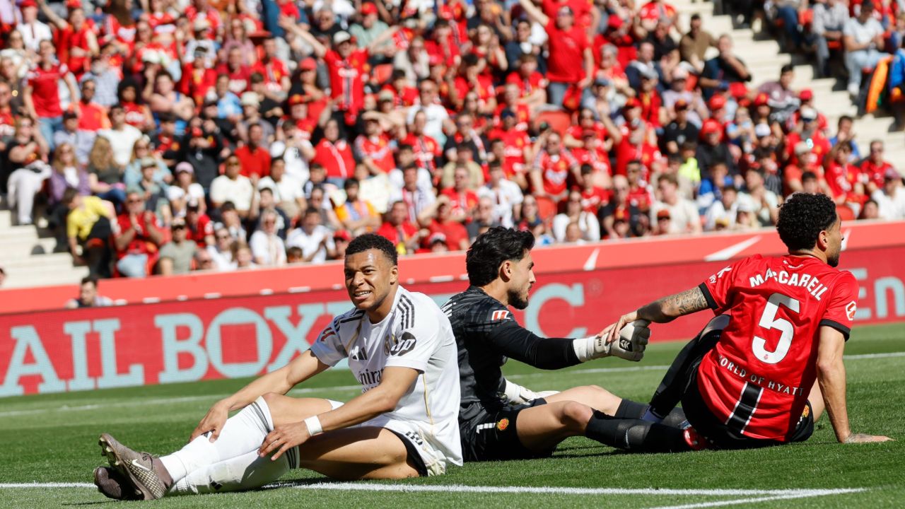 Mbappé se lamenta ante Leo Franco en el Mallorca-Real Madrid