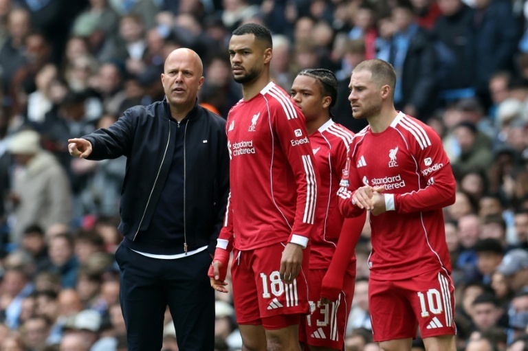 Slot apela à união no Liverpool após pesadelo frente ao Man City na Copa da Inglaterra