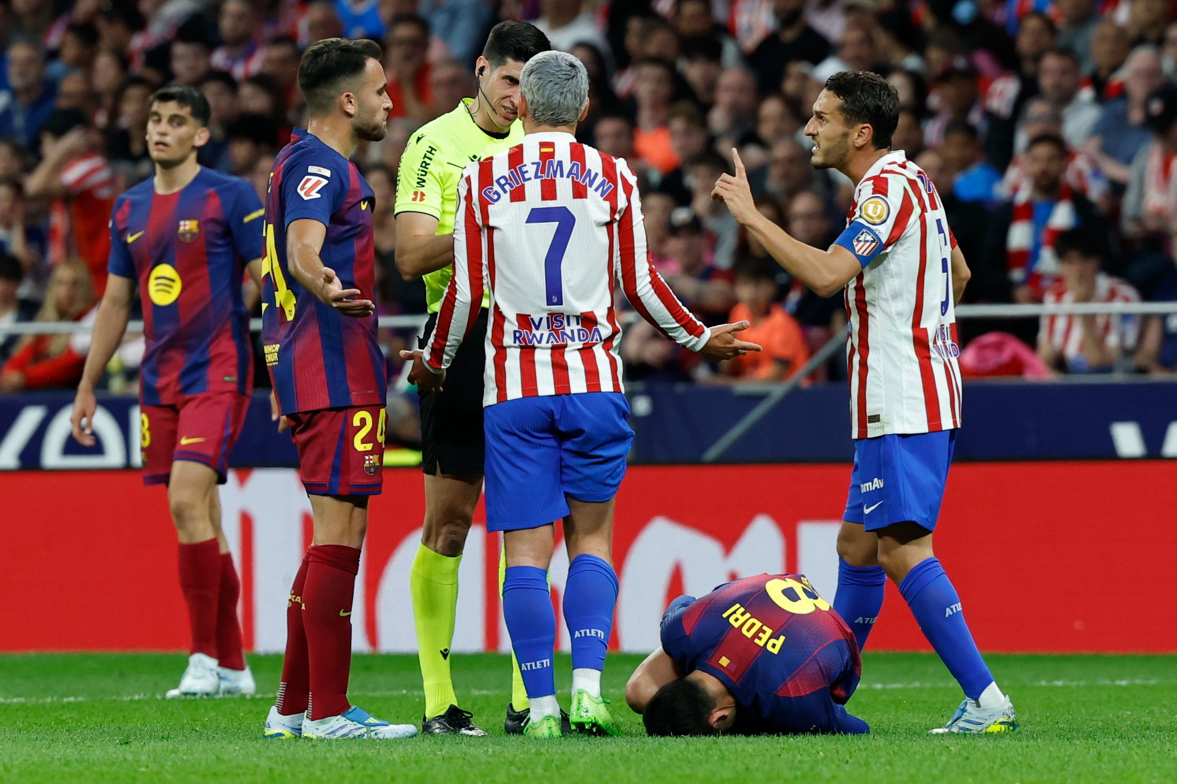 El cambio de Pedri, por molestias en el isquio