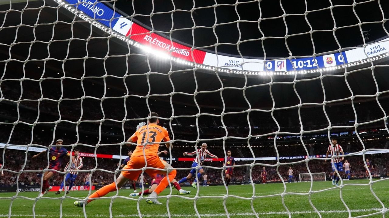 Joan García para el tiro de Griezmann en el Atlético de Madrid-Barcelona de la trigésima jornada de Primera División disputado en el Metropolitano. EFE