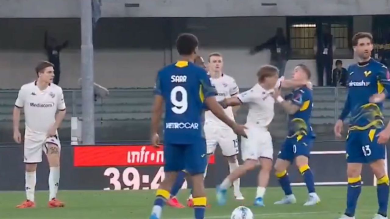 Tensión máxima en Italia: agarrón, puñetazos y rojas