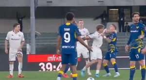 Tensión máxima en Italia: agarrón, puñetazos y rojas