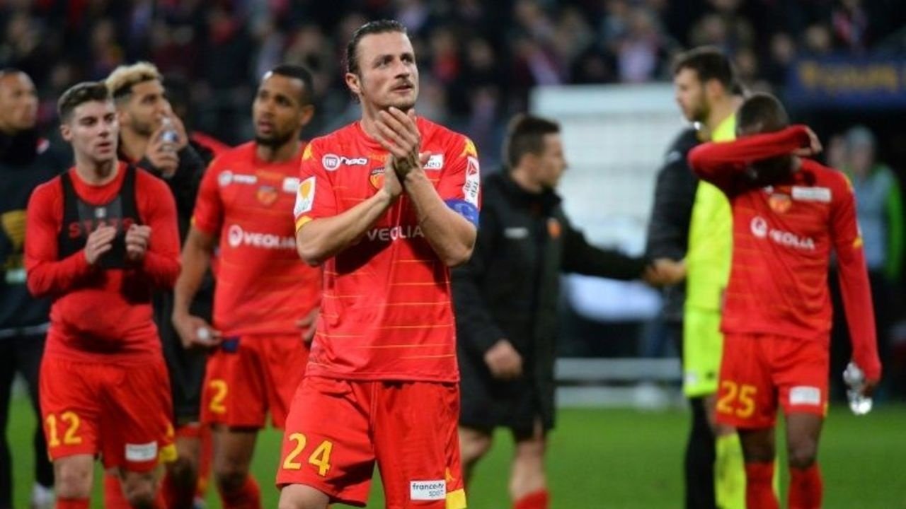 Le Mans will have to wait to see if they are promoted to Ligue 1 after their game at Bastia on Saturday was suspended due to smokebombs thrown onto the pitch in Corsica.