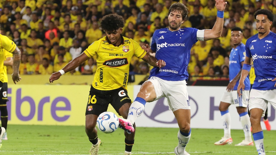 Cruzeiro se hace fuerte en Ecuador