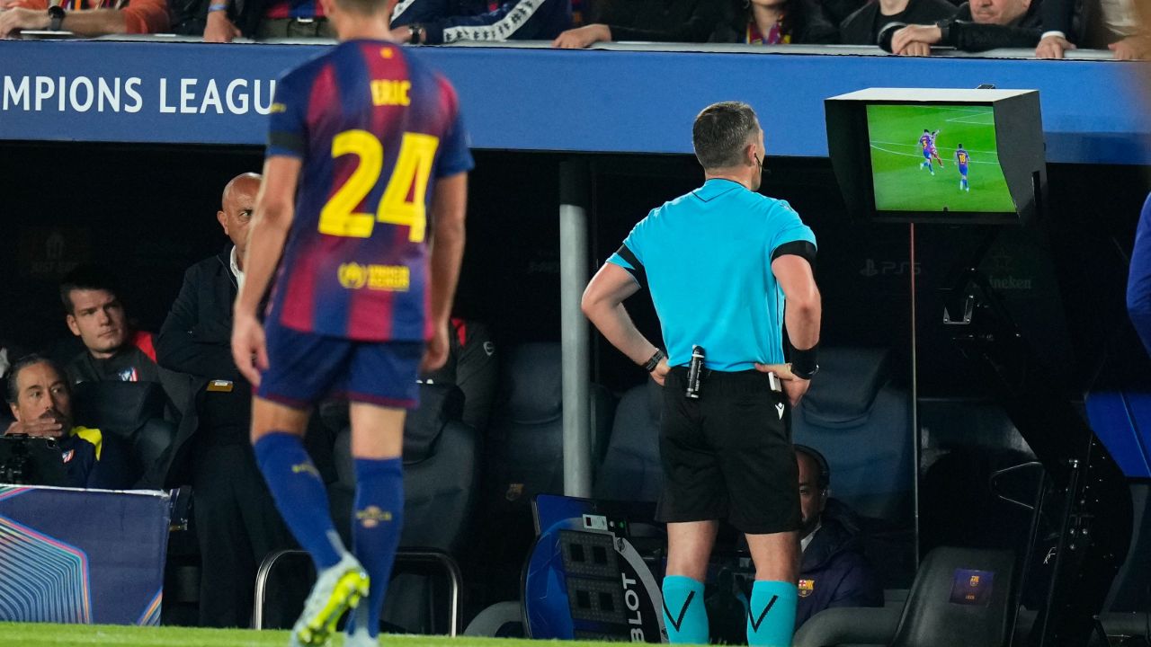 ¿Usó Kovács en el Barça-Atlético normas que no estarán vigentes hasta el Mundial?