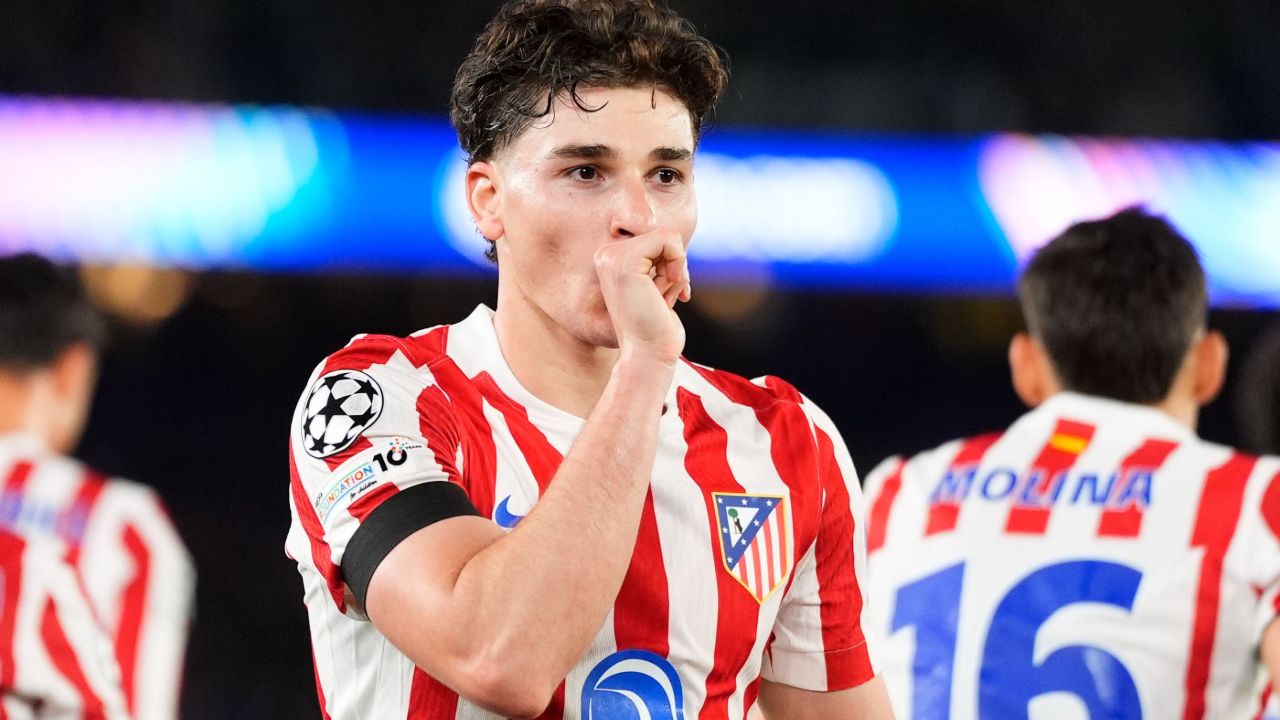 Arsenal push for Alvarez as talks over terms begin