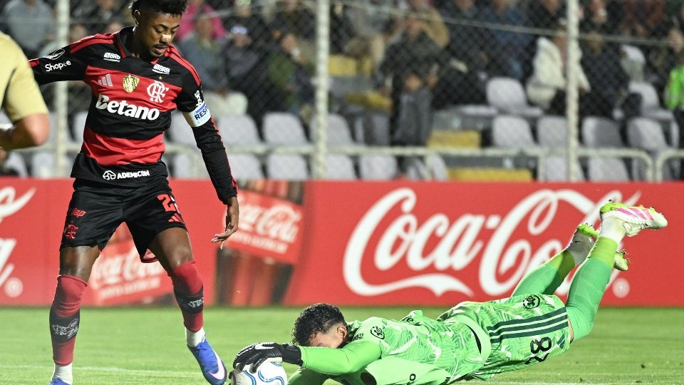 A quarta-feira de Libertadores 2026 teve jogos importantes, com destaque às estreias dos finalistas da edição 2025, com 'Fla' encarando uma altitude de 3.400 metros, o 'Leão' jogando seu primeiro jogo internacional da história e o 'Verdão' tomando gol de um colombiano histórico.