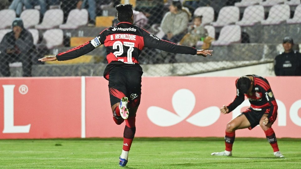 Flamengo superó a Cusco con goles de Bruno Henrique y De Arrascaeta en un duelo salpicado por un gol anulado en dudoso fuera de juego y una respuesta del VAR polémica.