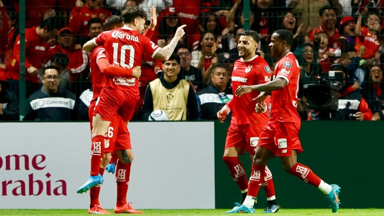 Toluca sacó ventaja (4-2) en la ida de los cuartos de final de la Copa de Campeones de la CONCACAF después de ganar a Los Angeles Galaxy con un 'hat trick' de Paulinho.