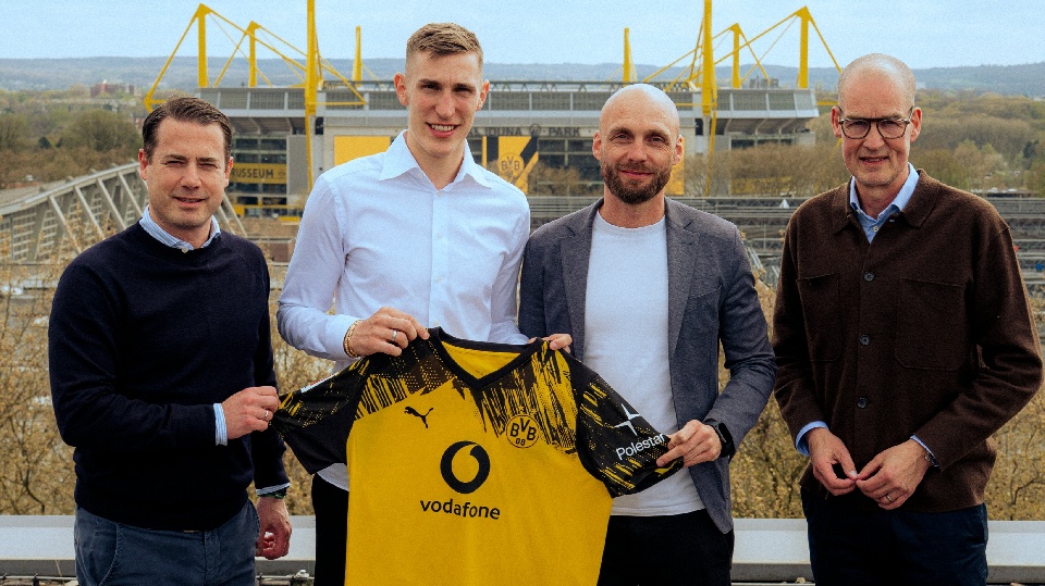OFICIAL: Schlotterbeck renueva con el Borussia