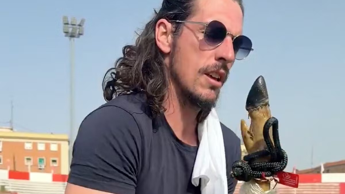 La última de Javi Poves: persigue a sus jugadores musulmanes con un jamón