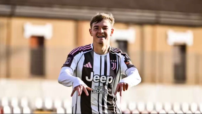 Il terzino sinistro diciannovenne, che si distingue nella squadra Next Gen, è nel mirino di Salzburg e Hertha BSC, mentre la 'Vecchia Signora' pianifica la sua promozione in prima squadra.