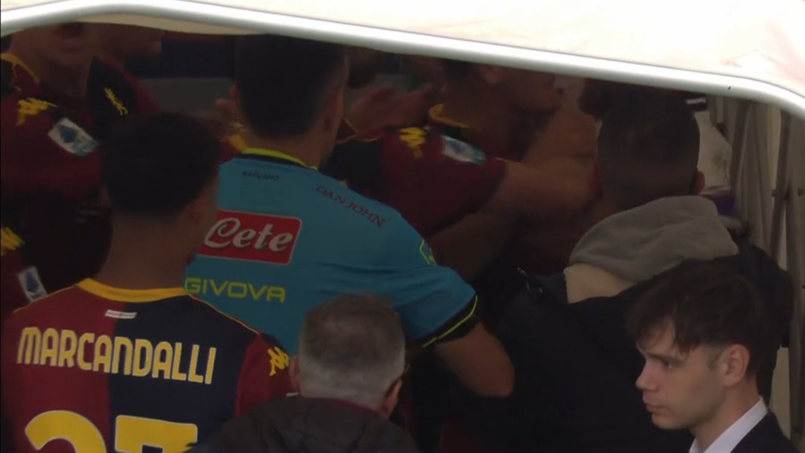 Berardi y Ellertsson, expulsados tras llegar a las manos en el descanso