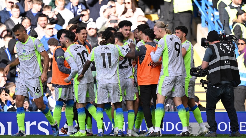 Manchester City atropela Chelsea e aproxima-se do líder Arsenal