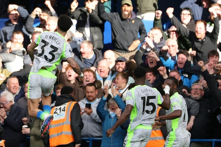 Pep le susurra a Arteta eso de las barbas del vecino