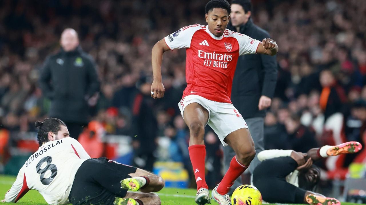 Arsenal oferece Lewis-Skelly a Manchester United e Chelsea