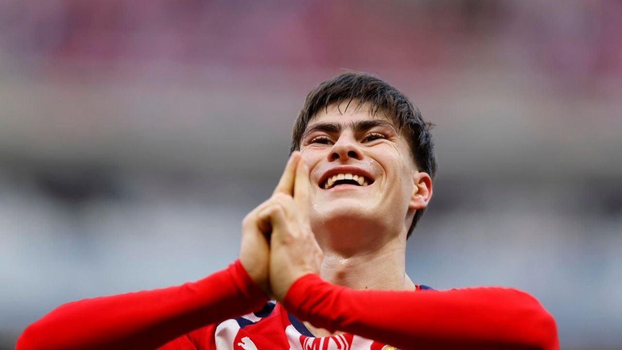 La certificación del liderato de Chivas en el Clausura tendrá que esperar a la última jornada tras el empate sin goles ante un Necaxa que acabó con diez y fuera del 'play off'. Los pupilos de Gabi Milito acabaron muy molestos con el colegiado.