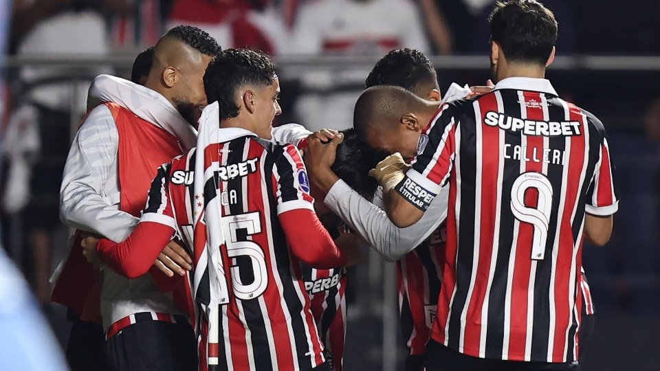 São Paulo vence O’Higgins por 2 a 0 e mantém liderança isolada do Grupo C; Grêmio bate Deportivo Riestra por 1 a 0 e conquista primeira vitória na Sul-Americana 2026.