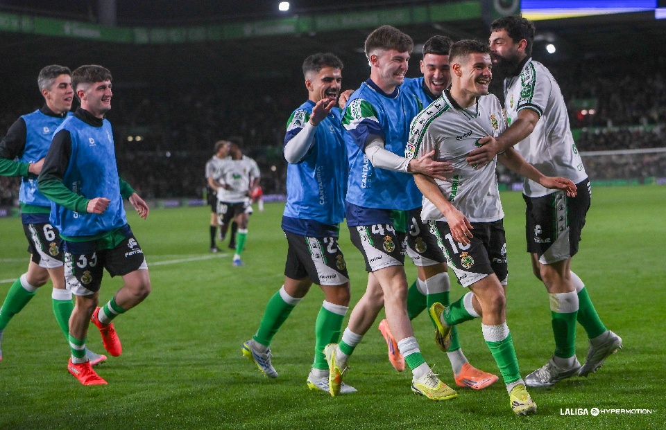 El Racing, líder y rodillo de sus rivales directos