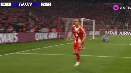 Harry Kane marca o gol da vantagem do Bayern de Munique