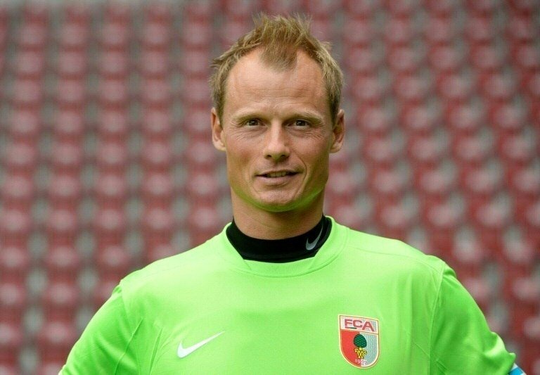 Former Arsenal goalkeeper Alexander Manninger, who played for Austria at Euro 2008, died on Thursday after his car was hit by a train, his former club Red Bull Salzburg said.
