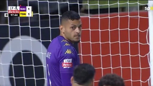 Especialista em pênaltis, o jovem goleiro brilha no Nacional, que luta contra o rebaixamento e ainda não decidiu sobre a compra. Palmeiras também avalia a situação.