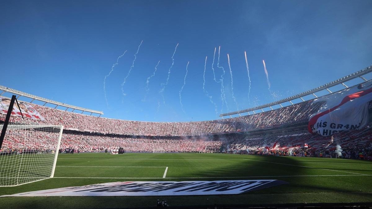 Superclássico no Monumental: River Plate e Boca Juniors medem forças em estádio lotado