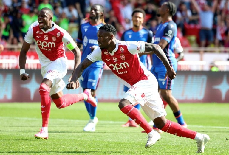 A estrela norte-americana Folarin Balogun faturou pela oitava jornada consecutiva na Ligue 1, mas não evitou novo deslize do Mónaco na corrida europeia; já o Rennes bateu o Estrasburgo por 3-0 e cimentou a candidatura à Liga dos Campeões.