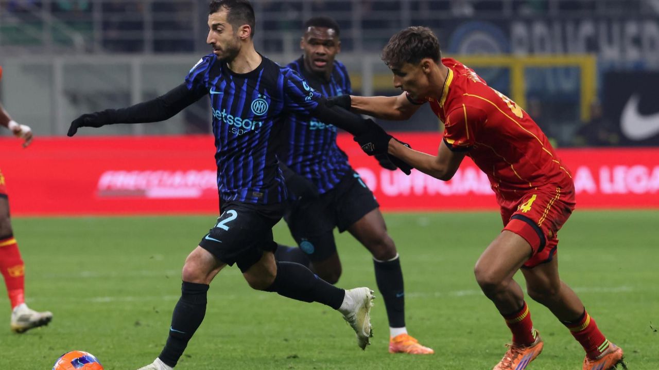 Oficial: Mkhitaryan renova contrato com o Inter até 2027