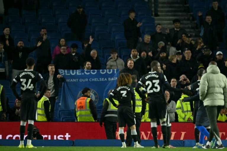 Après la défaite de mardi à Brighton, les supporters de Chelsea ont fait part de leur mécontentement aux joueurs. AFP Glyn Kirk