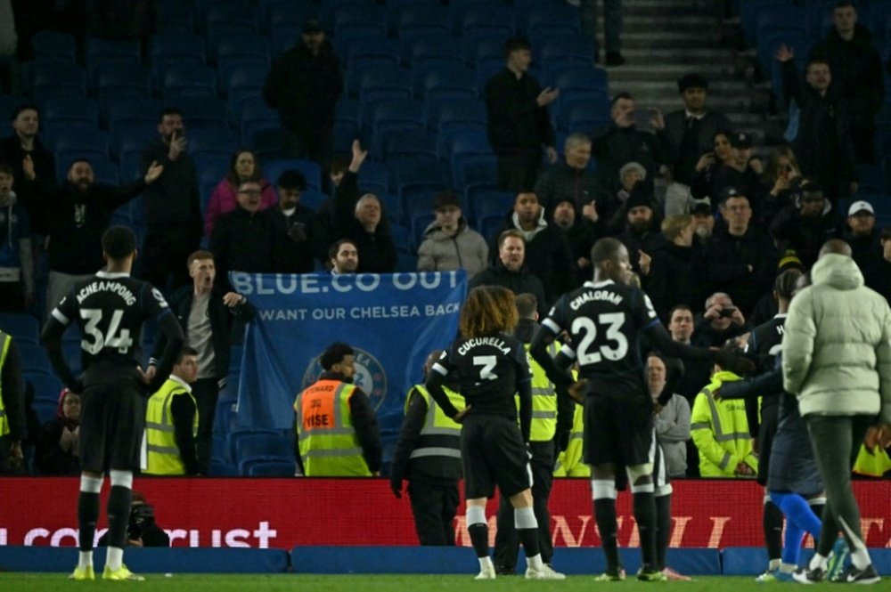 Après la défaite de mardi à Brighton, les supporters de Chelsea ont fait part de leur mécontentement aux joueurs. AFP Glyn Kirk