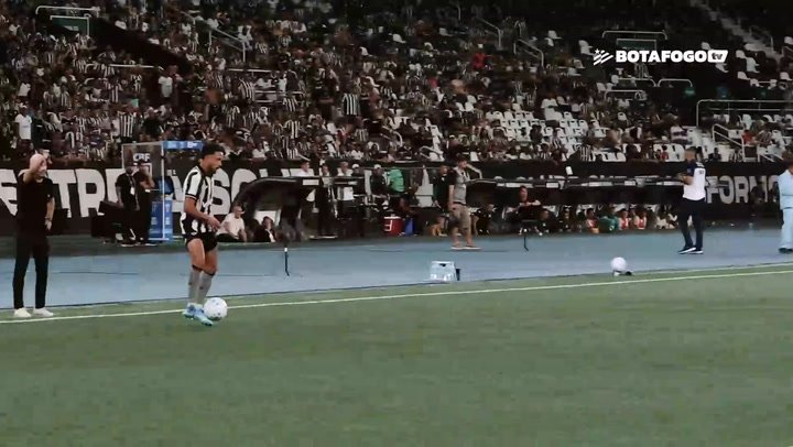 Alex Telles garante a vitória do Botafogo contra a Chapecoense; assista