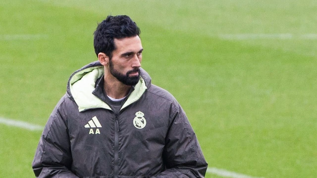Vertical | Álvaro Arbeloa, en el entrenamiento del Real Madrid previo al Real Madrid-Levante de Primera División 2025-26. EFE/Sergio Pérez