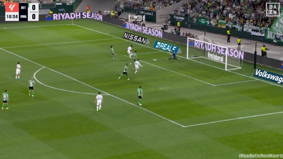 Vinicius recogió el rechace de Valles para abrir la lata