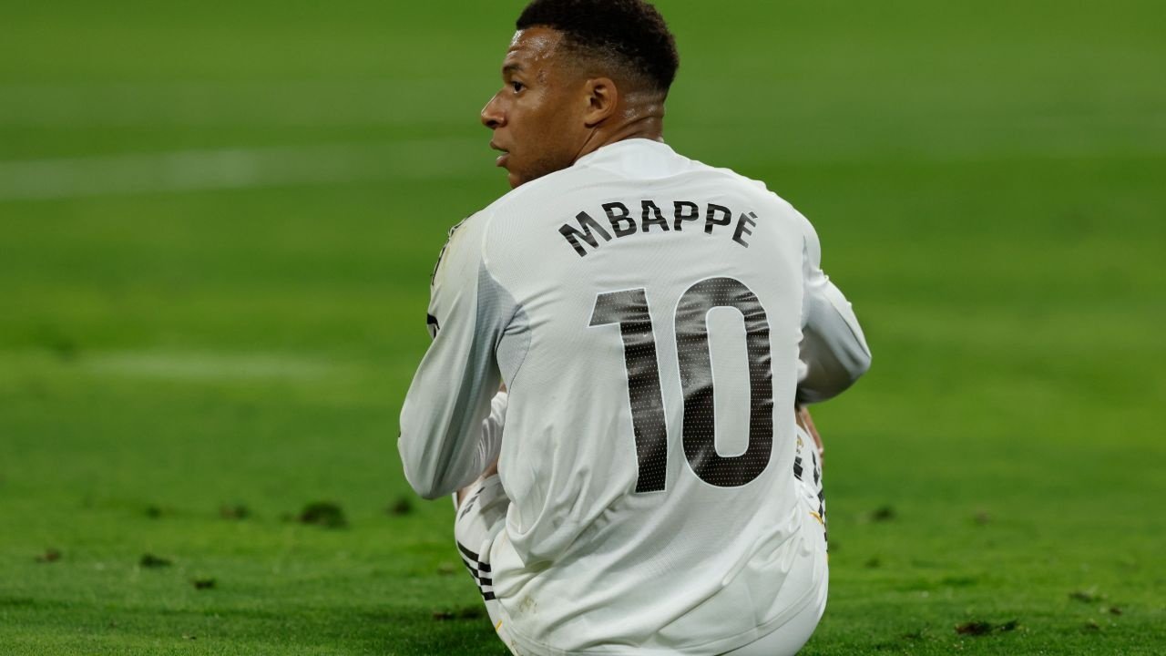Mbappé souffrirait d'une lésion des ischio-jambiers de la jambe gauche. EFE