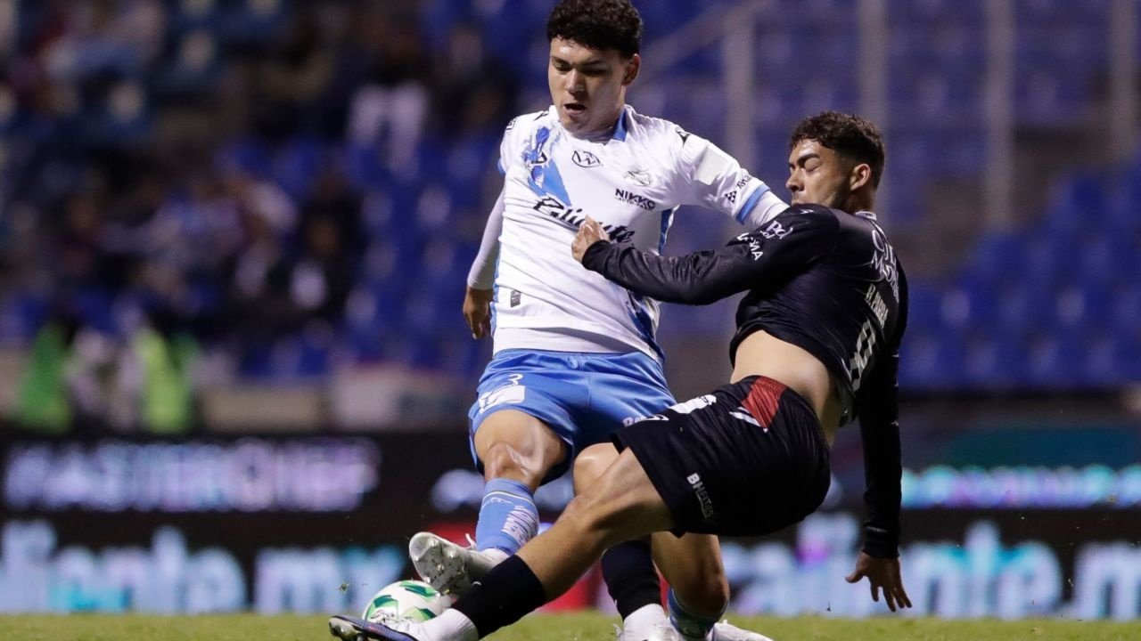 Querétaro remontó en la última jornada del Clausura a un Puebla también eliminado y que acabó con diez hombres tras la expulsión de Brayan Garnica, quien había marcado minutos antes.
