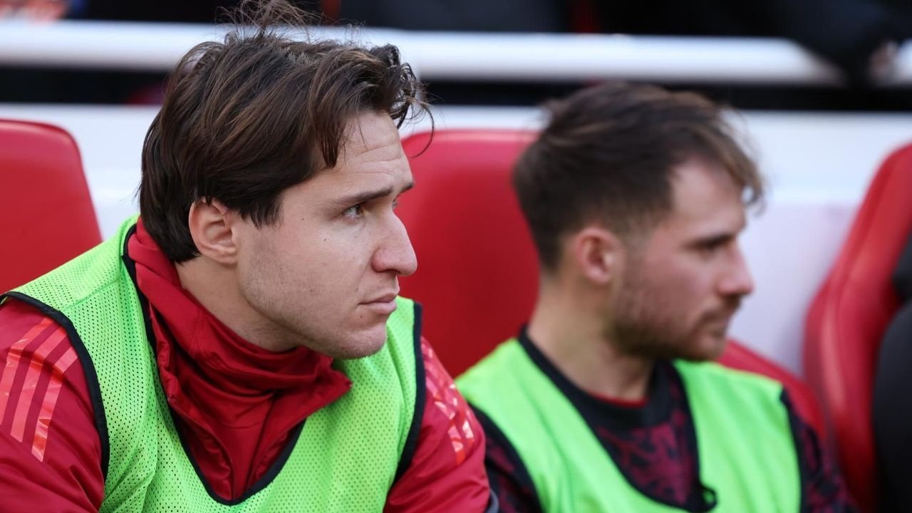 Sem espaço no Liverpool, Chiesa avalia retorno à Itália