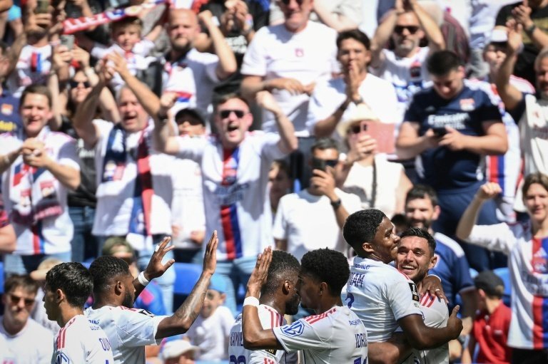 Com destaque para um doblete do ucraniano Roman Yaremchuk, o Lyon venceu o Auxerre por 3 a 2 em casa, neste sábado, pela 31ª rodada da Ligue 1, e se mantém firme na 3ª colocação, que garante vaga direta na Champions League.