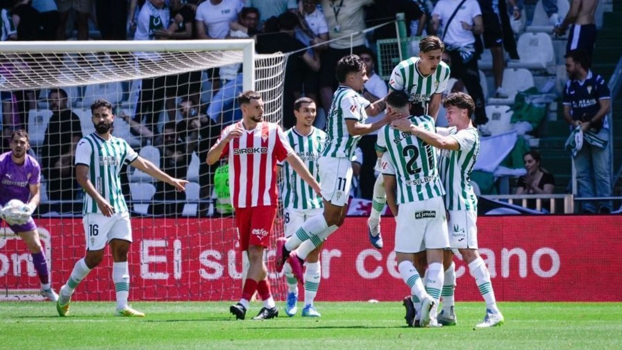 El Córdoba sumó su cuarta victoria consecutiva tras remontar y vencer al Sporting por 3-2. Los de Iván Ania alcanzan los 54 puntos, pero se mantienen en zona de nadie, ya que el 'play off' parece impensable.