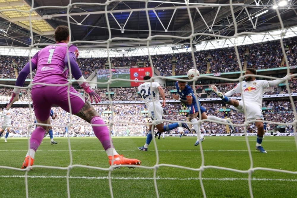 Le milieu de terrain de Chelsea, Enzo Fernandez (2e à droite), a marqué de la tête le but de la victoire contre Leeds © AFP Adrian Dennis