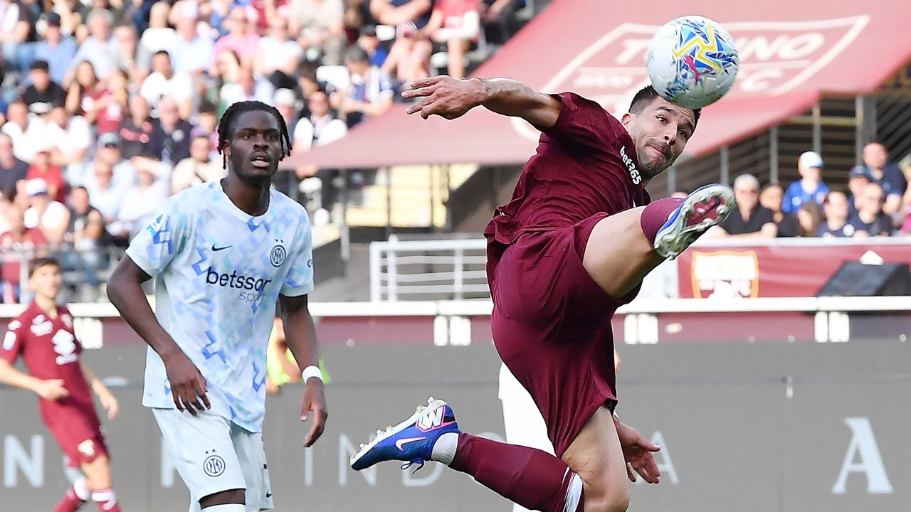 Simeone y Vlasic dejan al Inter a tres puntos del título