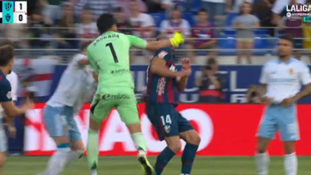 O goleiro do Real Zaragoza, Esteban Andrada, protagonizou cenas lamentáveis ao agredir Jorge Pulido após ser expulso; o capitão do Huesca terminou a partida com um hematoma severo.