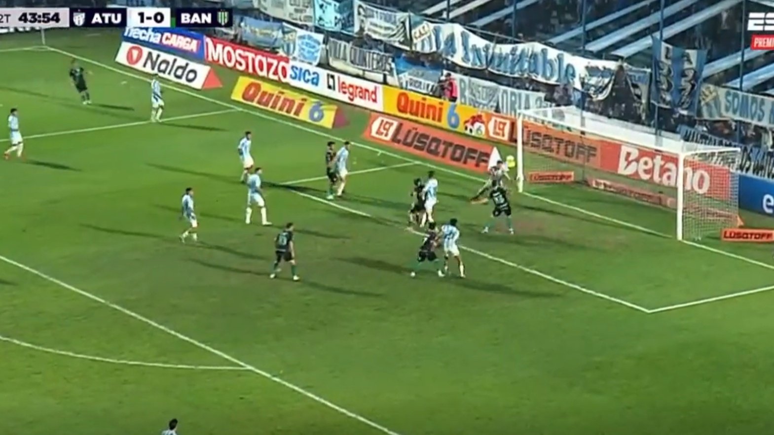 Atlético Tucumán y Banfield empataron a uno en un partido sin nada en juego, con los dos eliminados. Así, lo más destacado fue cómo marcó el empate el 'Taladro', pues lo hizo con un caderazo de Neyder Moreno.